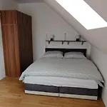 Apartment V Kralovskem Udoli S Predzahradkou Kraluv Dvur