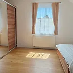 Apartment V Kralovskem Udoli S Predzahradkou *