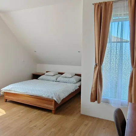 V Kralovskem Udoli S Predzahradkou Apartament