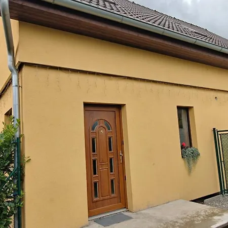 Apartament V Kralovskem Udoli S Predzahradkou Králŭv Dvŭr