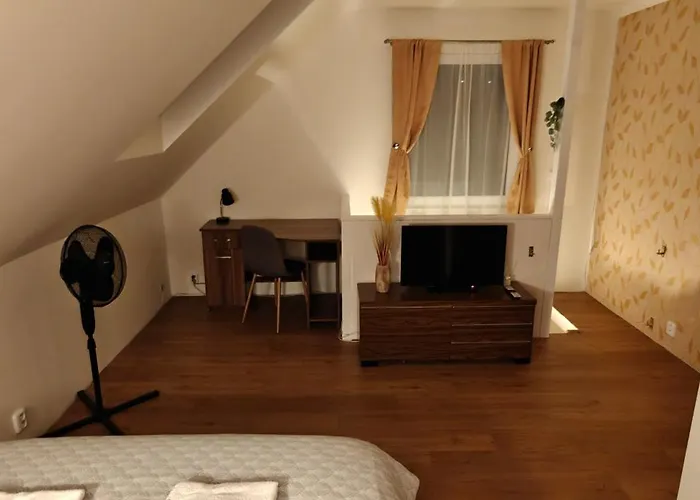 V Kralovskem Udoli S Predzahradkou Apartment