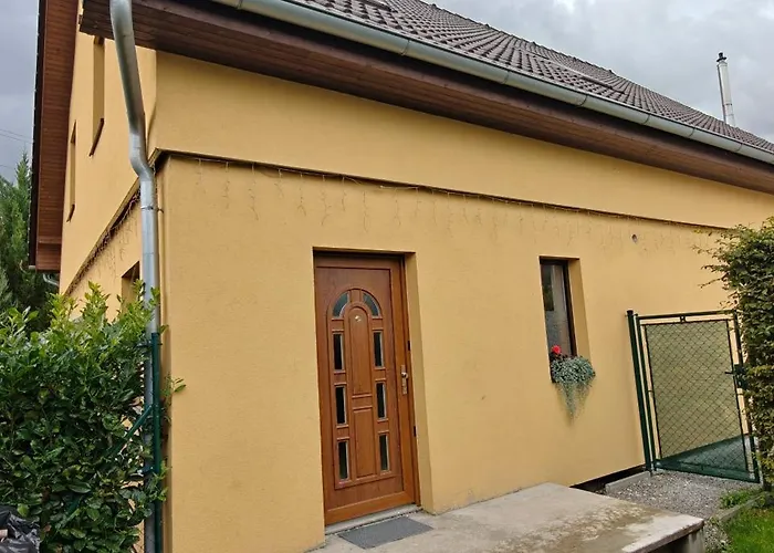 Apartment V Kralovskem Udoli S Predzahradkou Králŭv Dvŭr